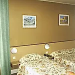 Douglas Hotel 3*