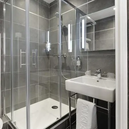 Douglas Hotell Puteaux